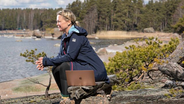 Toimittaja Anneli Juutilainen vetäytyi perheensä kanssa koronavirukselta suojaan kesämökille. Kahden kuukauden vapaaehtoinen eristäytyminen oli unohtumaton ajanjakso.