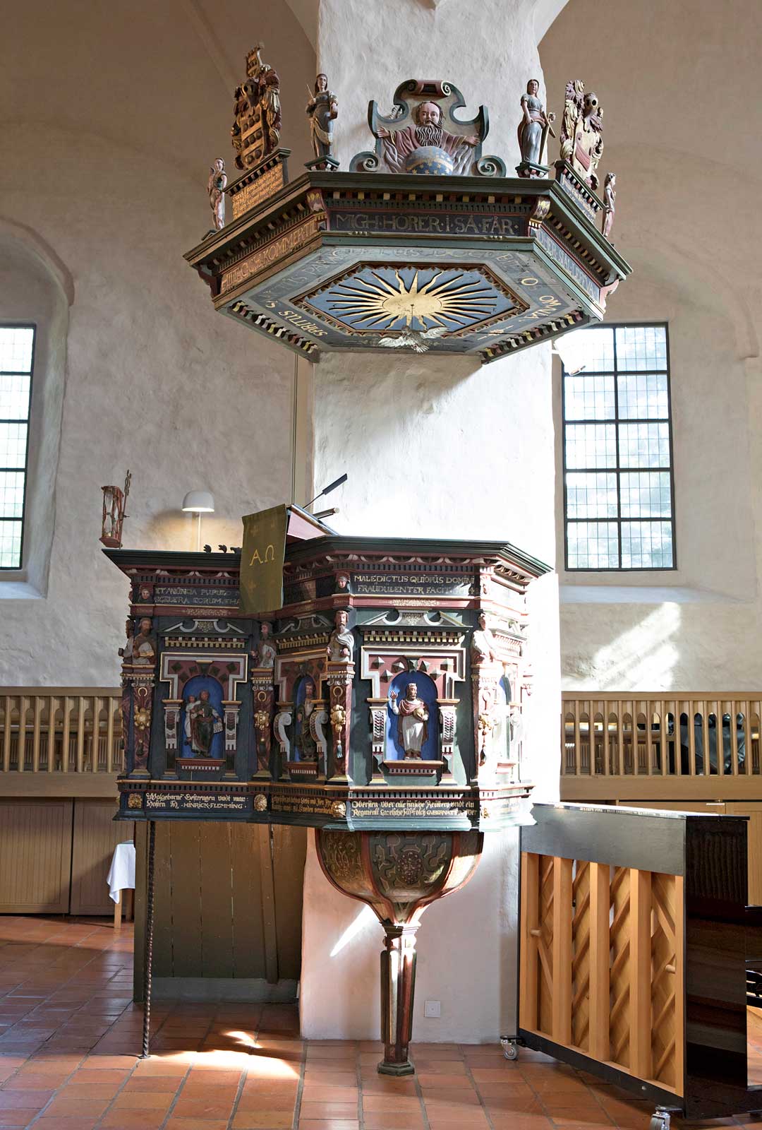 Kirkon värikäs renessanssityylinen saarnastuoli on vuodelta 1622. 