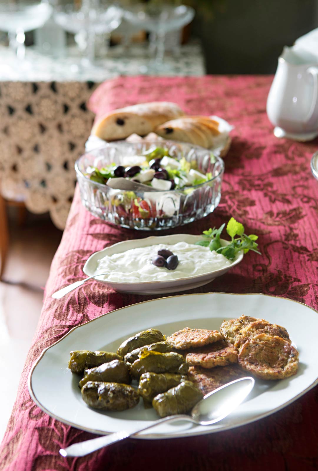 Kreikkalaisia herkkuja pöytään.