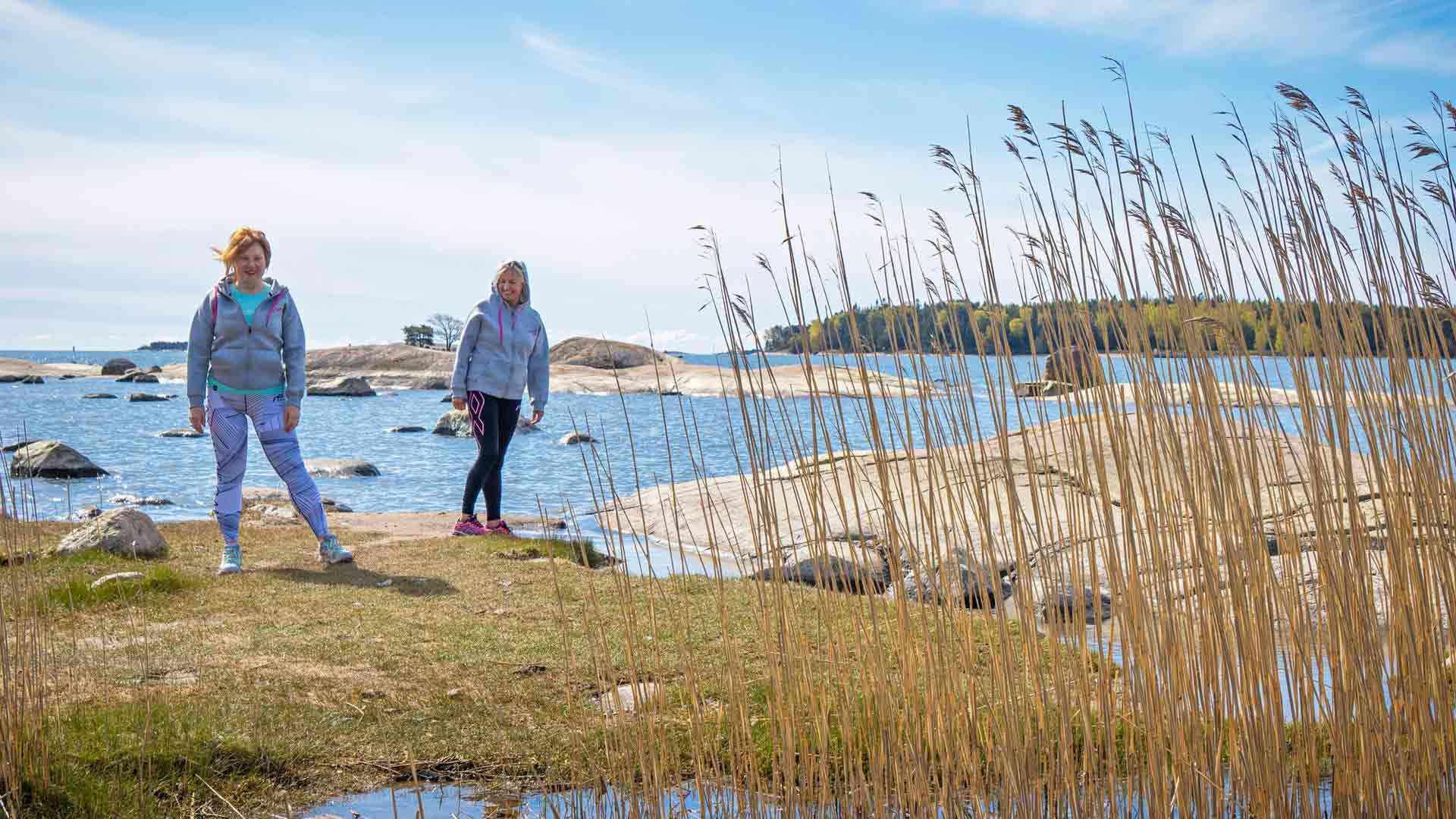 Sirkka Kärkkäinen ja Ria Siren perustivat kävelyn ja mindfulnesin yhdistävän SoulWalkHelsinki-yhteisön ainakin kesän ajaksi.
