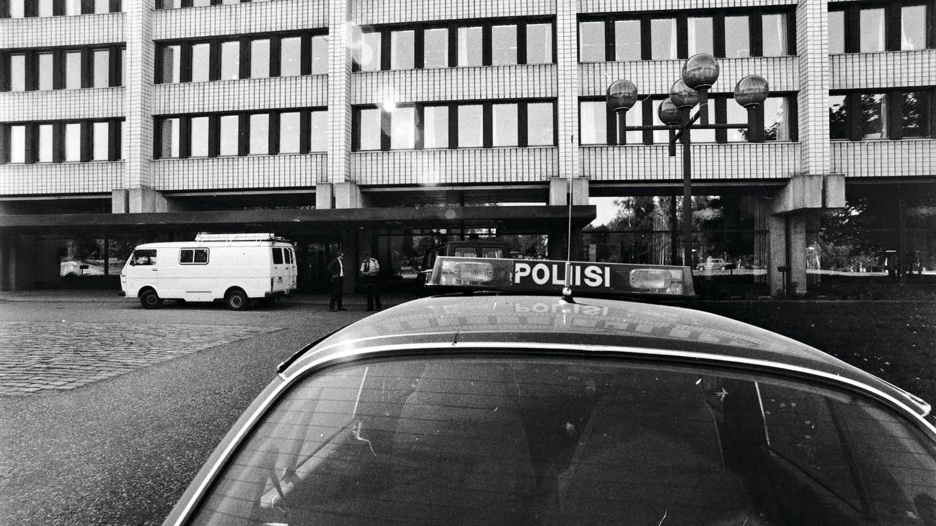 Yleisradion hallintorakennus sijaitsi 80-luvulla vielä Töölön Kesäkatu 2:ssa. Kirjepommi räjähti rakennuksen seitsemännessä kerroksessa pääjohtajan toimiston viereisessä huoneessa.