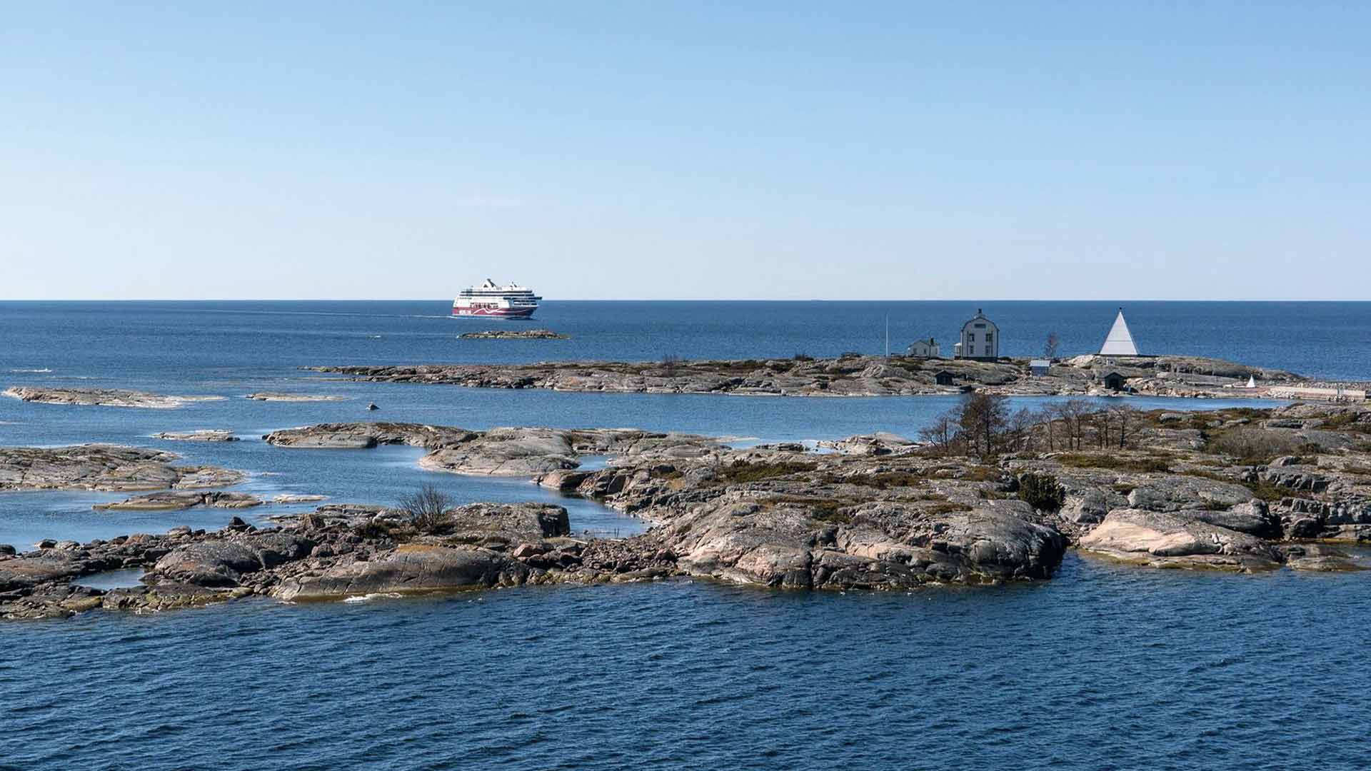 Viking Line niin kuin Tallink Siljakin joutuivat miettimään uusia risteily­vaihtoehtoja Ruotsin korona­tilanteen takia.