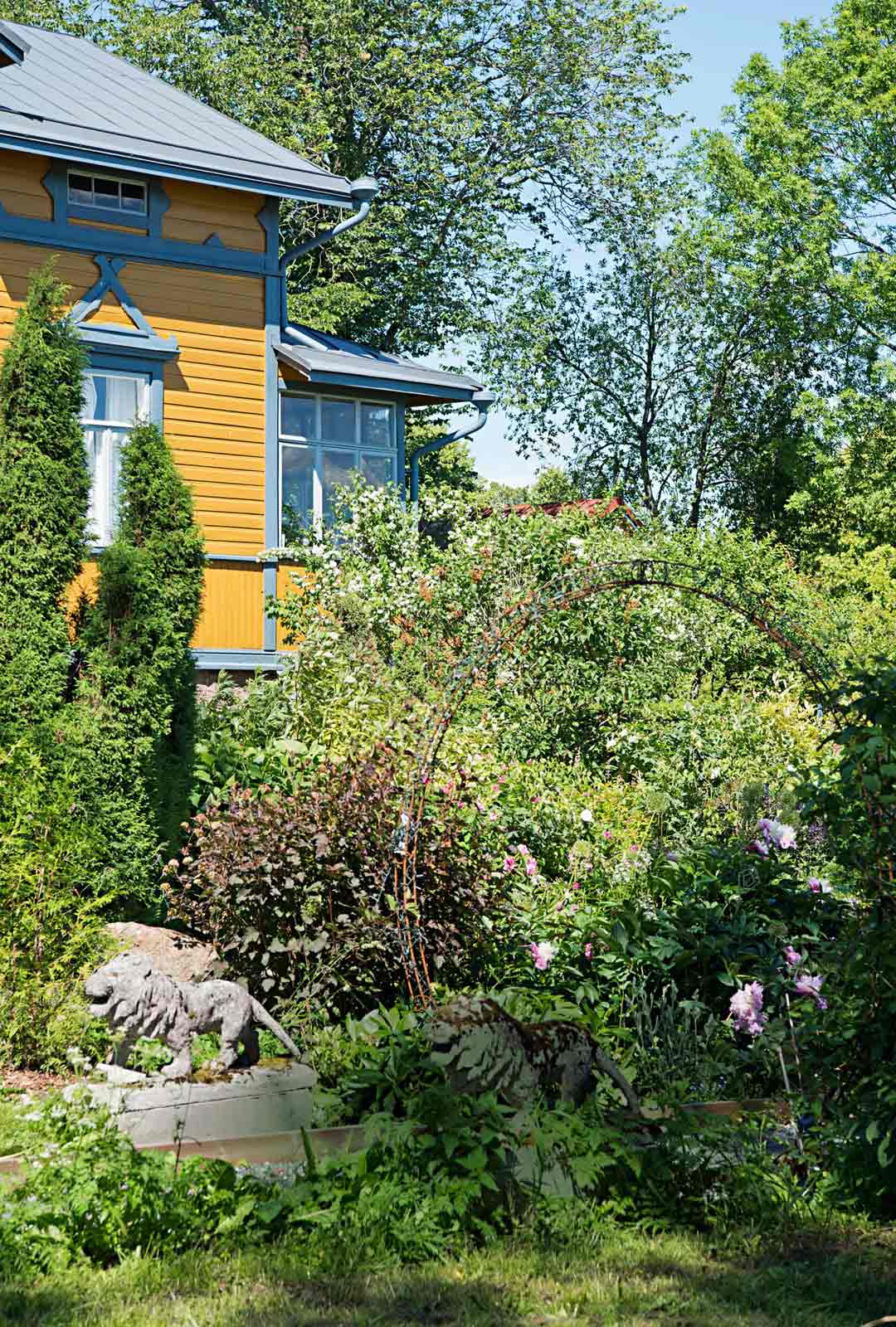 Villa Aaltosta Loviisassa ympäröi suuri, reilun 3 000 neliön puutarha.