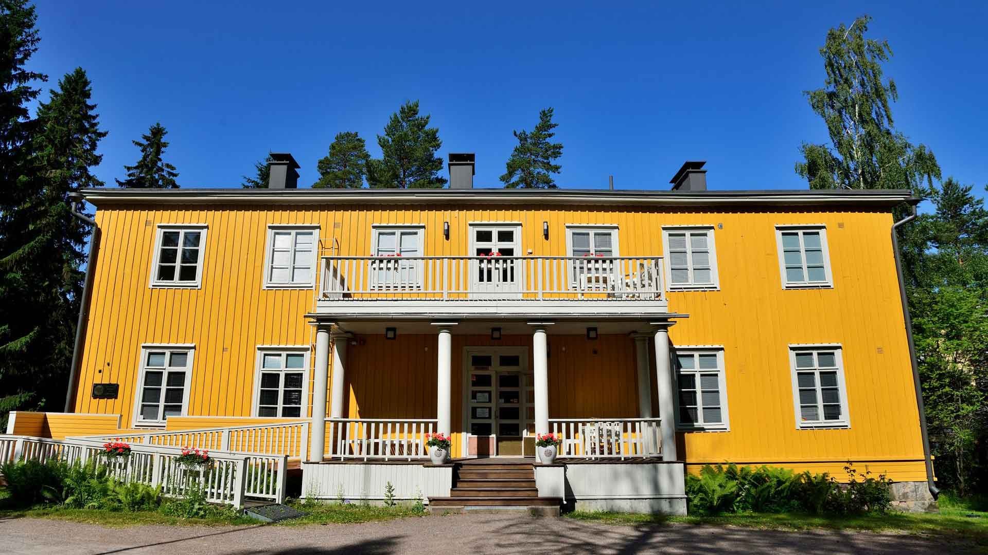 Juhani Aho ja Venny Soldan-Brofeldt asuivat ideologisista syistä vuokralla. Tästä syystä Järvenpään puolella olevassa Aholassa ei ole säilynyt taiteilijaperheen huonekaluja ja esineistöä. 