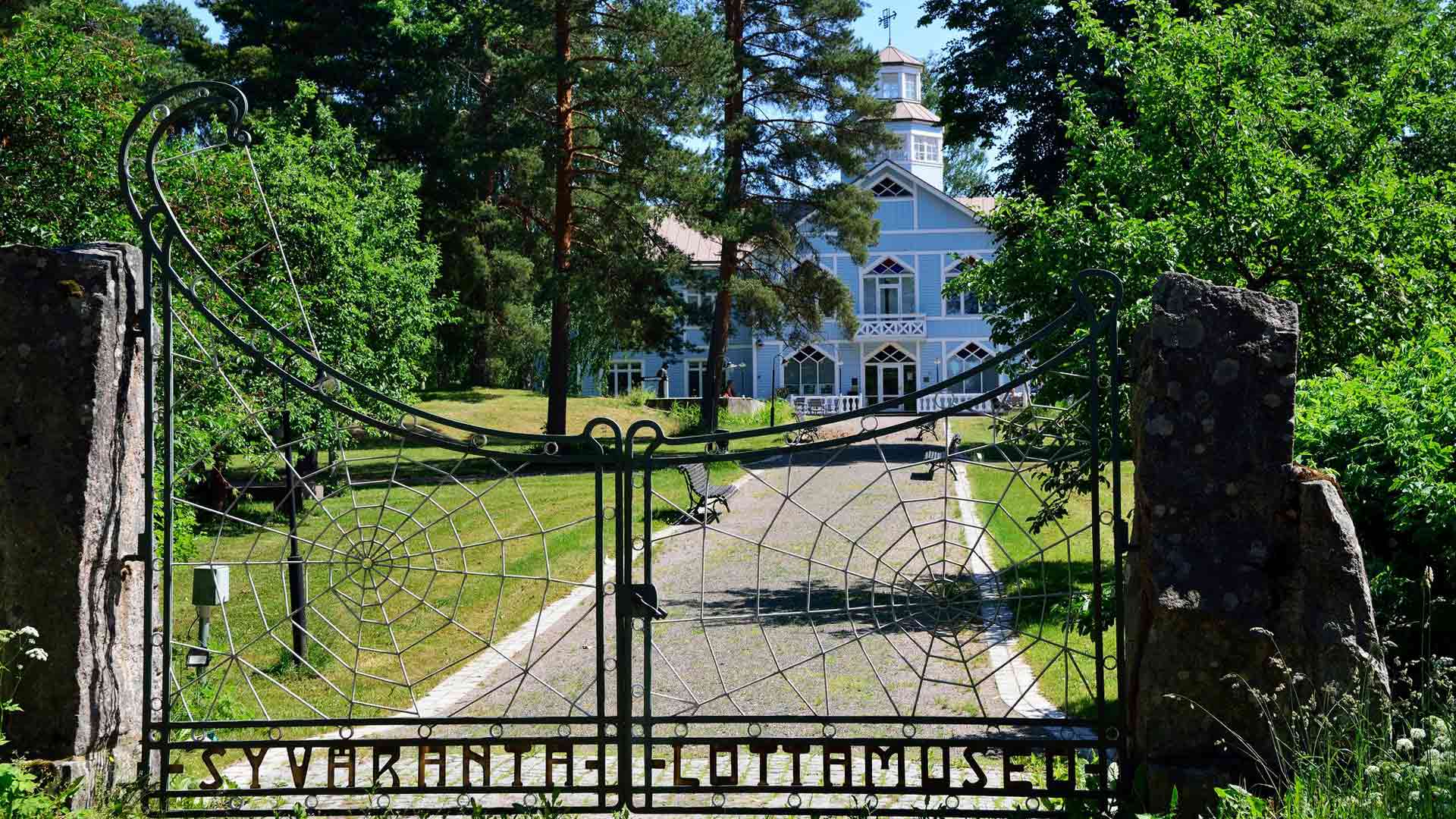Lotta-museona olevassa Syvärannan huvilassa koulutettiin lottia sodan aikana. 1920-luvulla Syväranta­ oli suomalaisten ­sanomalehtimiesten ja -naisten lepokoti, jossa Eino Leinokin lomaili.