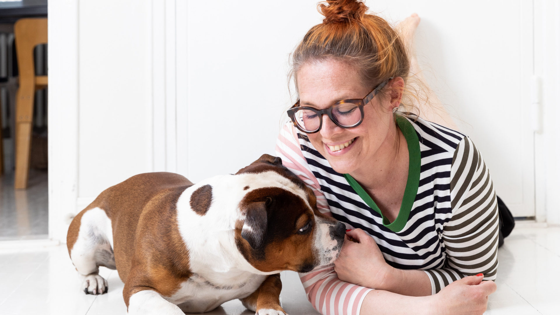 Toimittaja-juontaja Jenni Kivessilta lähti selvittämään Puhutaan koiraa -podcastissaan, millaisiin merkkeihin koiran käytöksessä olisi syytä kiinnittää huomiota, jotta ymmärrys omistajan ja koiran välillä syventyisi.