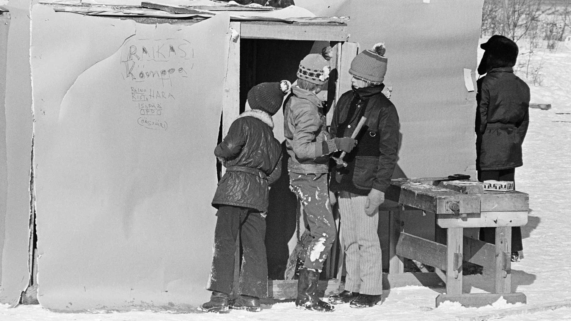 Koululaisten maailmankuvan muovaaminen aloitettiin kahden viikon esikokei­lulla keväällä 1973. Oppilaat tutkivat rakentamaansa hökkelikylää.