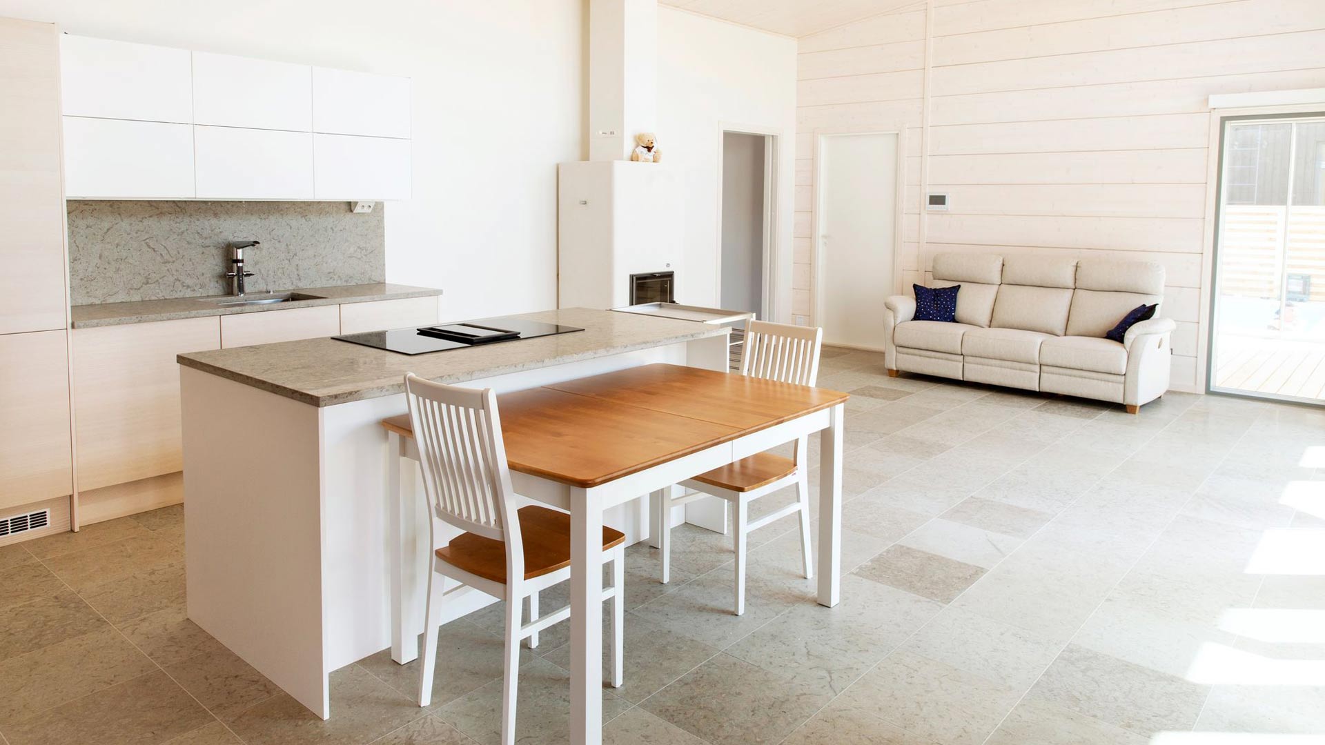 Keittiö ja olohuone ovat samassa tilassa, mikä tekee kodista helppokulkuisen. Integroitujen kodinlaitteiden käyttö jännitti Briittaa etukäteen. 