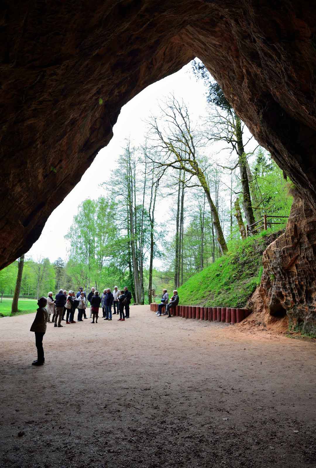 Gutmanin luolasta löytyy merkkejä niin muinaisista kuin nykyisistäkin kävijöistä. Hiekkakiveen on helppo kaivertaa jälkensä.