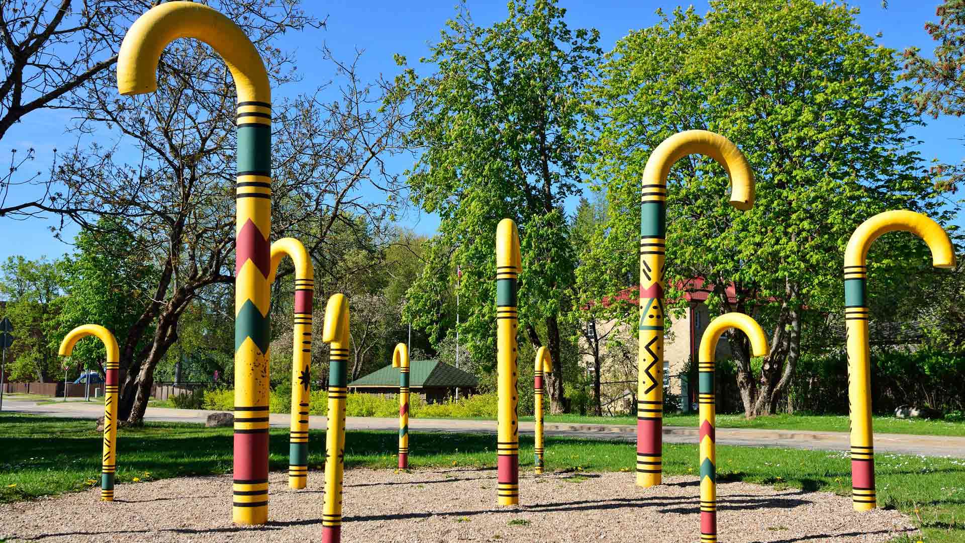 Siguldan puistoissa on taideteoksia ja paljon pysähtymisen arvoisia taukopaikkoja.