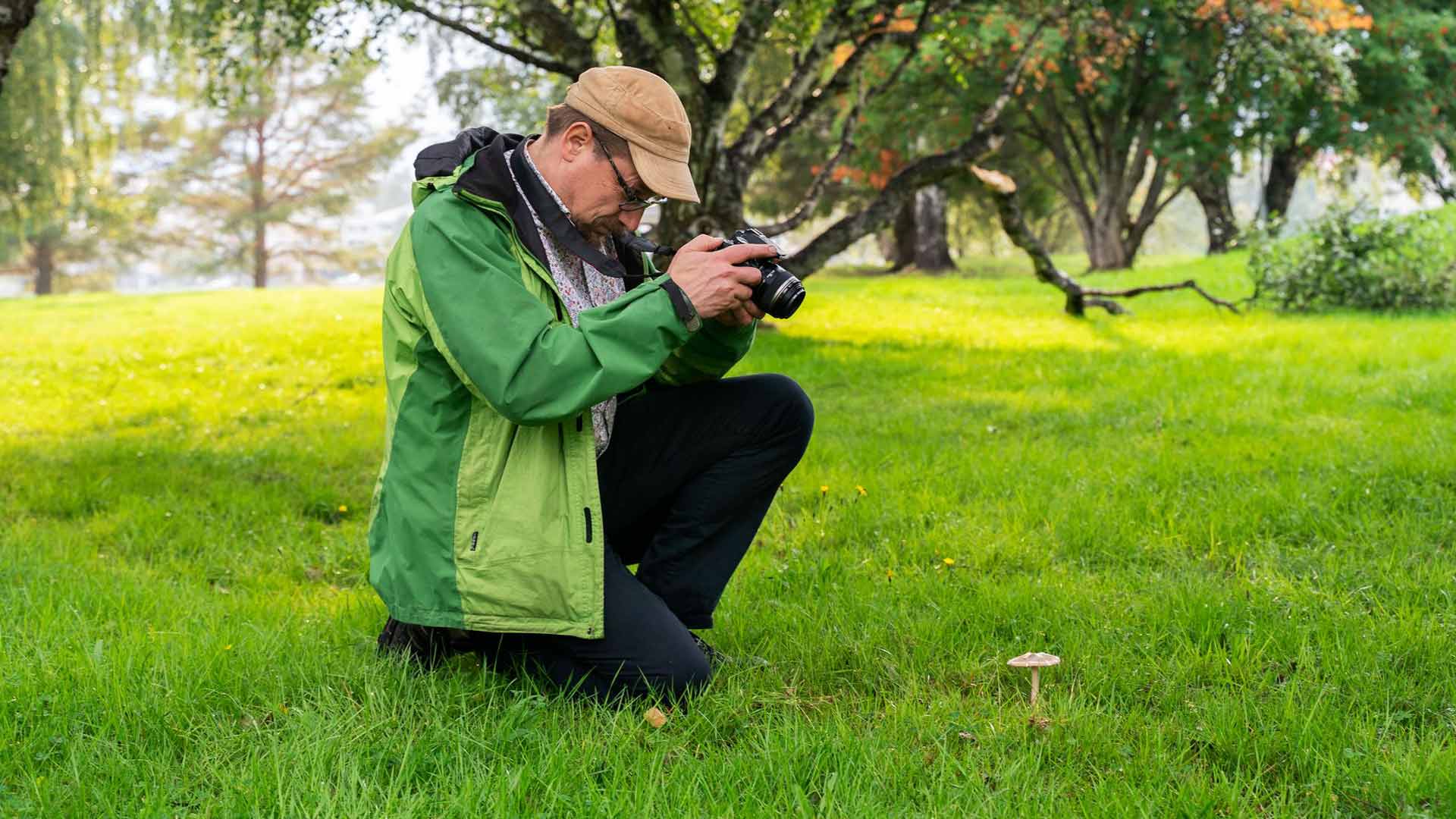 Tapio Kekin ei tarvitse samoilla kauas kotoa etsimään sieni­apajia. Outoja sieniä löytyy ihan läheltä – ja lähes joka pikku kävelyllä.