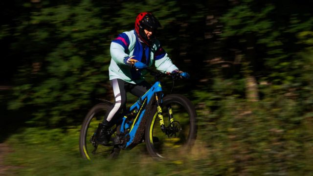 Loukkaantuminen piti Seppo Paakkisen sivussa urheilukentiltä, mutta sähkö­avusteinen polkupyörä muutti elämän. Paakkinen polkee parhaimmillaan kaksi lenkkiä päivässä.