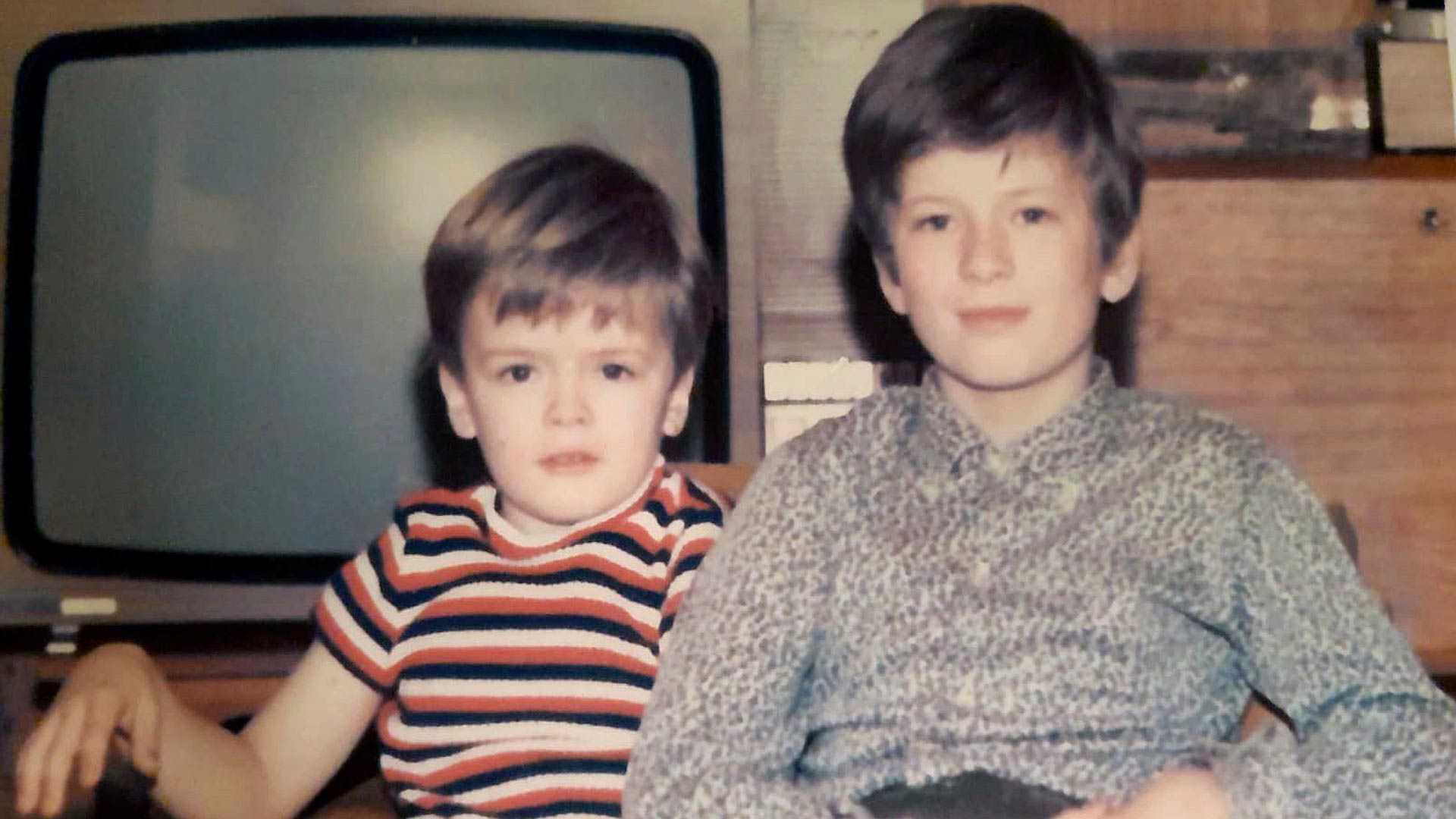 ”Kuusi vuotta nuorempi pikkuveljeni Mårten ja minä 1970-luvun alussa Munkki­niemessä.”