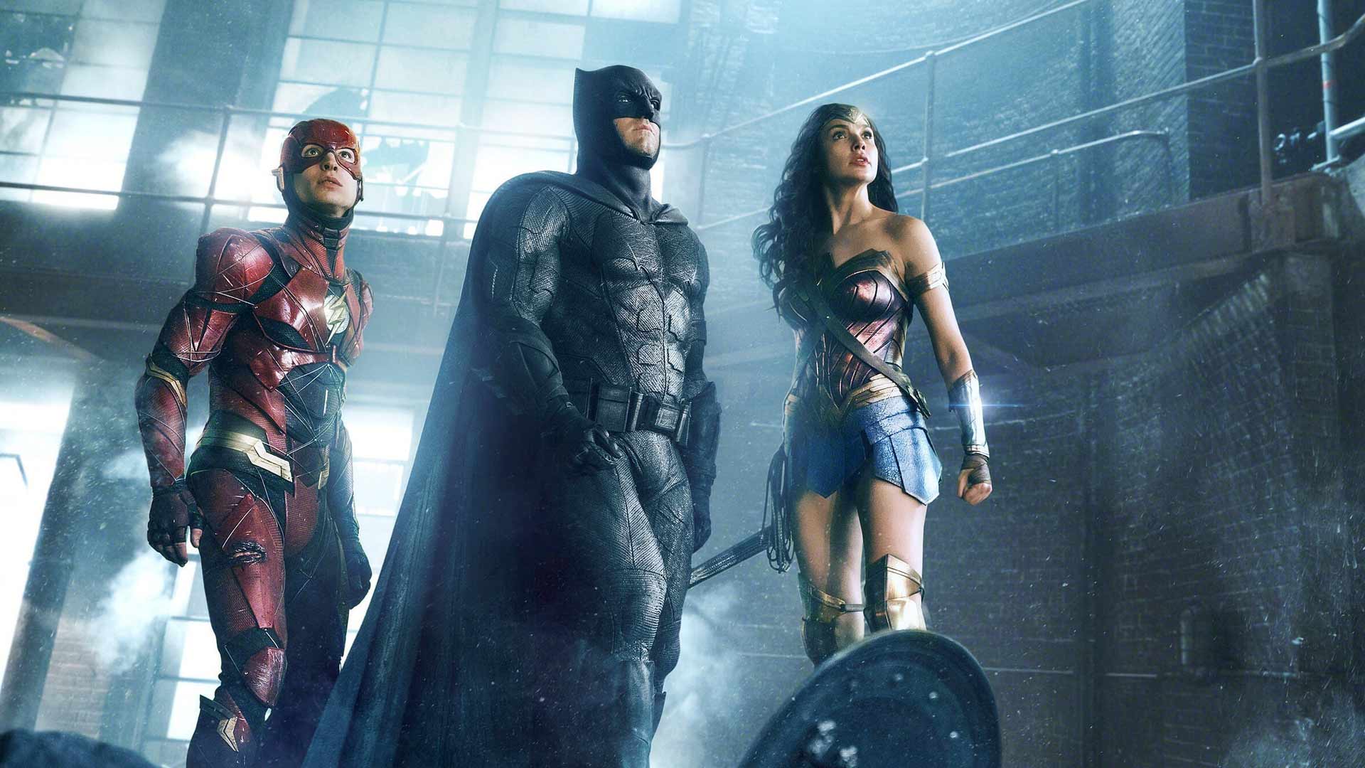 Flash (Ezra Miller), Batman (Ben Affleck) ja Wonder Woman (Gal Gadot) ovat valmiina taisteluun elokuvassa Justice League.