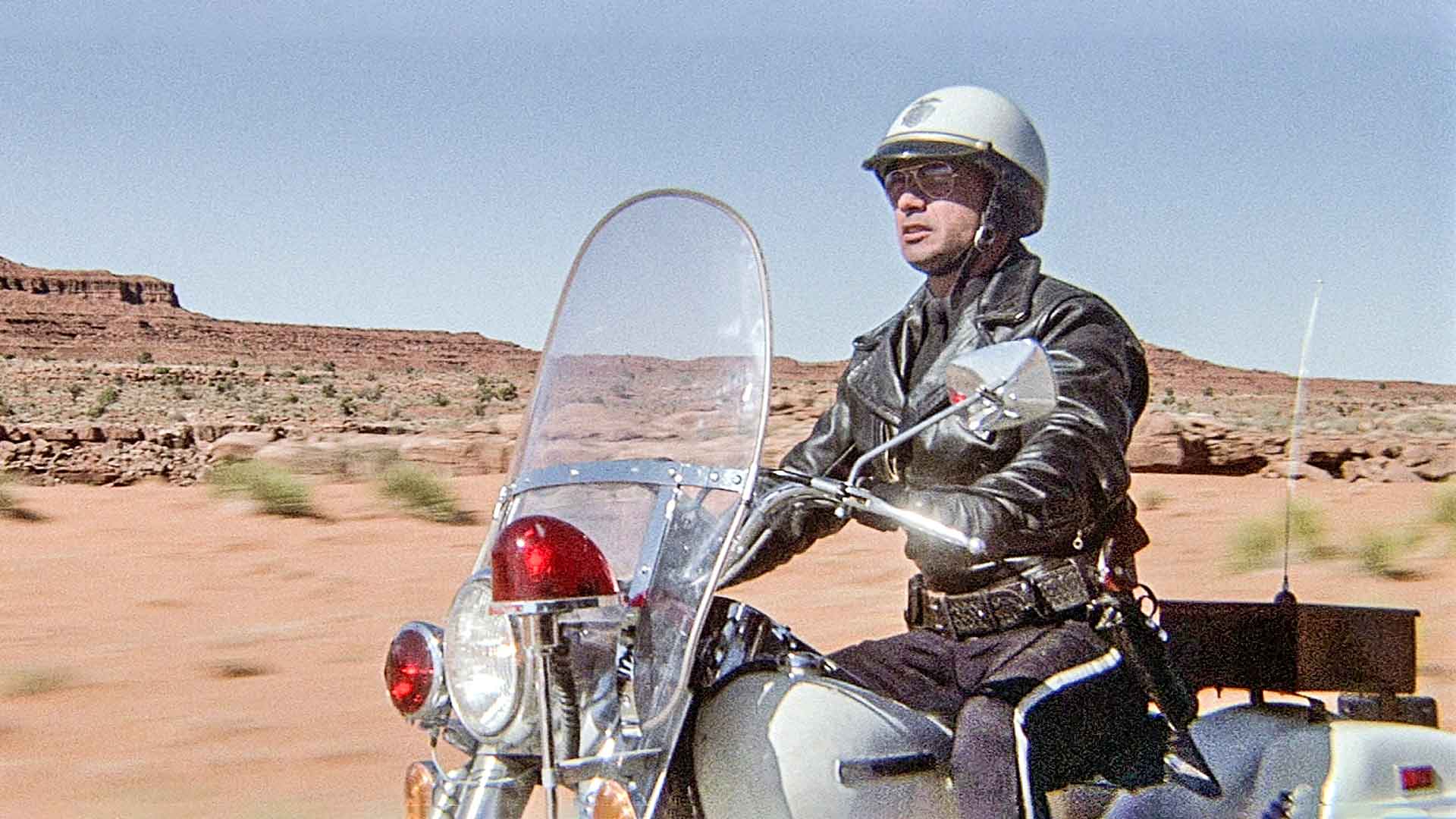 Robert Blake näyttelee Moottoripyöräpoliisia elokuvassa Moottoripyöräcowboy.