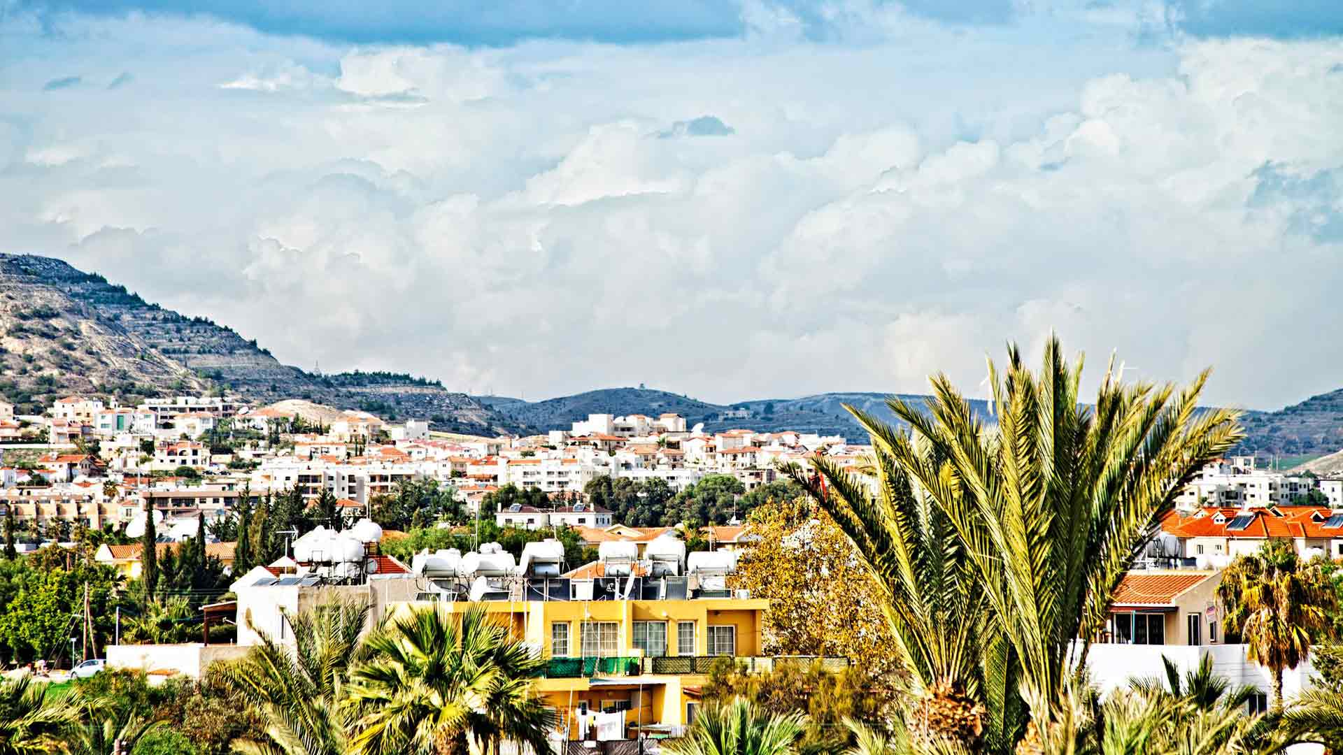 Kyproksella kesän keskilämpötila on +30°C ja talvella +15°C. Auringon sanotaan paistavan Kyproksella reilusti yli 300 päivänä vuodessa.
