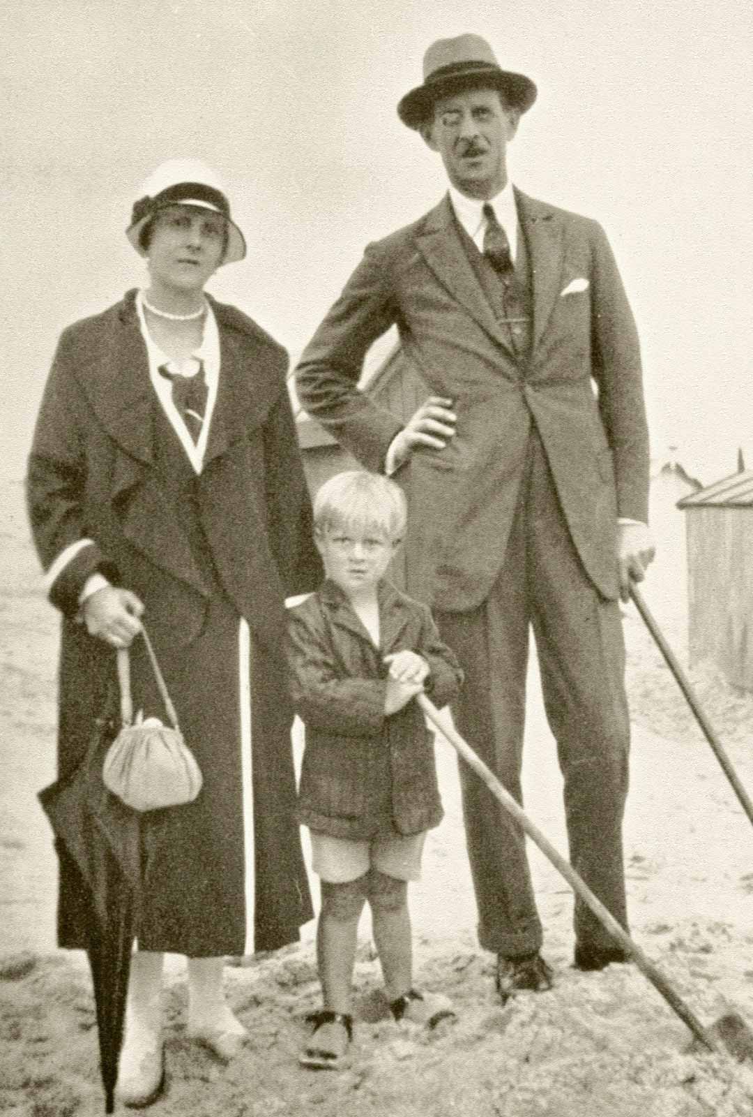 Prinssi Philip vanhempiensa, Kreikan prinssi Andreaksen ja syntyjään Battenbergin prinsessan Alicen kanssa noin vuonna 1925. 