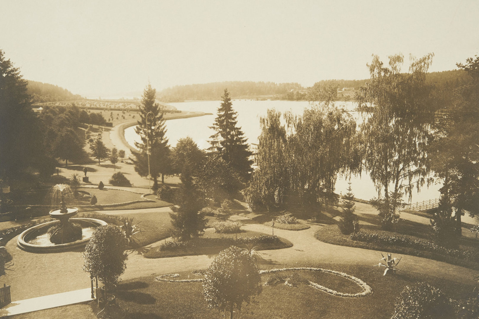 Aulanko-Karlbergin kartanolta avautuva maisema oli hyvin avara ja puutarha huoliteltu erikoislajikkeineen.