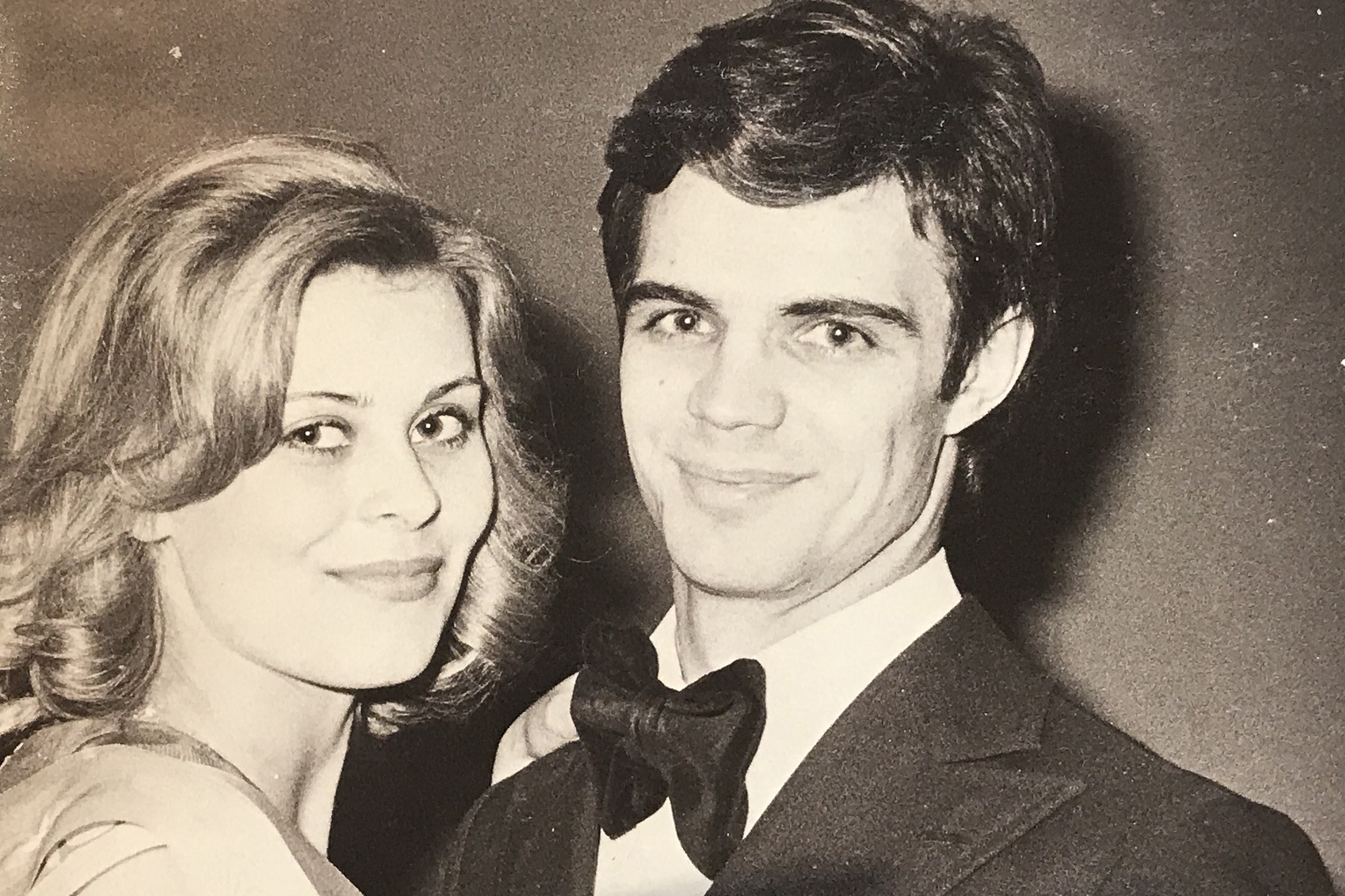 Tapiola Gardenin illallisilla vuonna 1975. Anne ja Arto juhlivat yhdessä Miss Suomi -kruunua. 