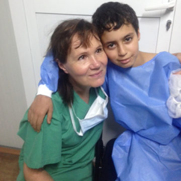 Tarja Tuovinen ja Ibrahim Quayaarahin sairaalassa, Irakissa.