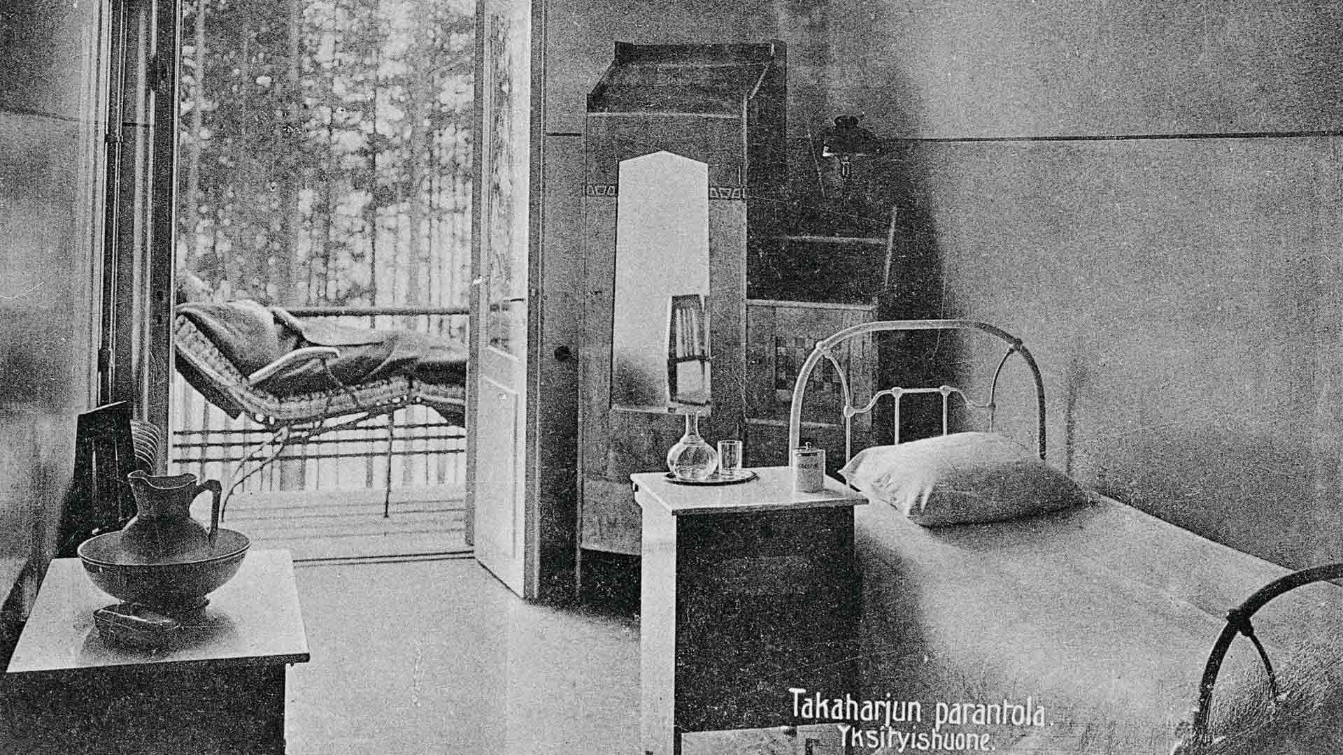 Yksityis­huone 1900-luvun alusta. Kerrotaan, että tässä huoneessa asui latvialainen kirjailija Rudolfs Blaumanis. Hän kuoli Takaharjun parantolassa vuonna 1908.