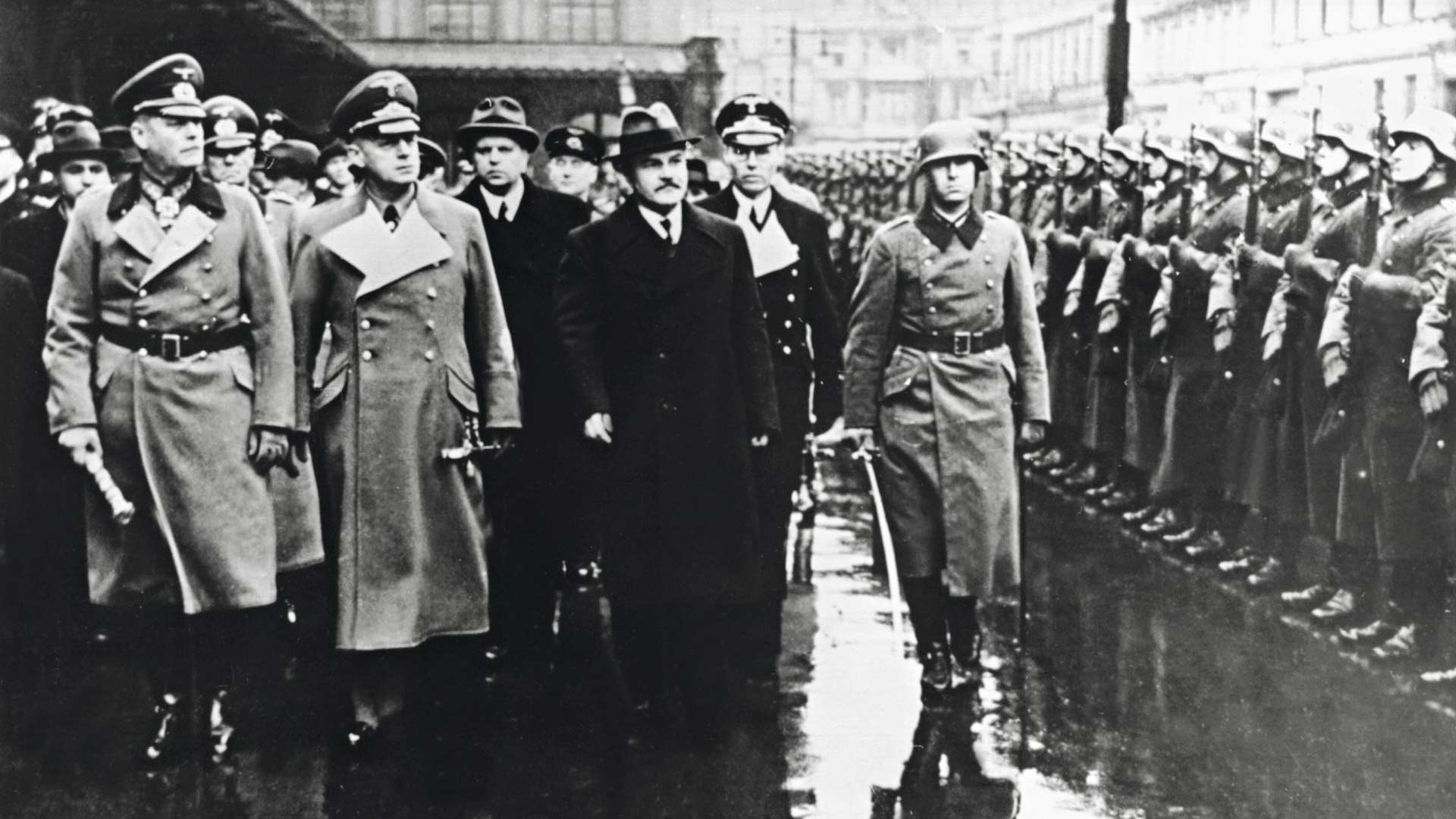 Berliiniin saapunut ulkoministeri Vjatsheslav Molotov kulkee Anhalt-asemalla kunnia­komppanian ohi vierellään Saksan ulkoministeri Joachim von Ribbentrop ja sotamarsalkka Wilhelm Keitel.