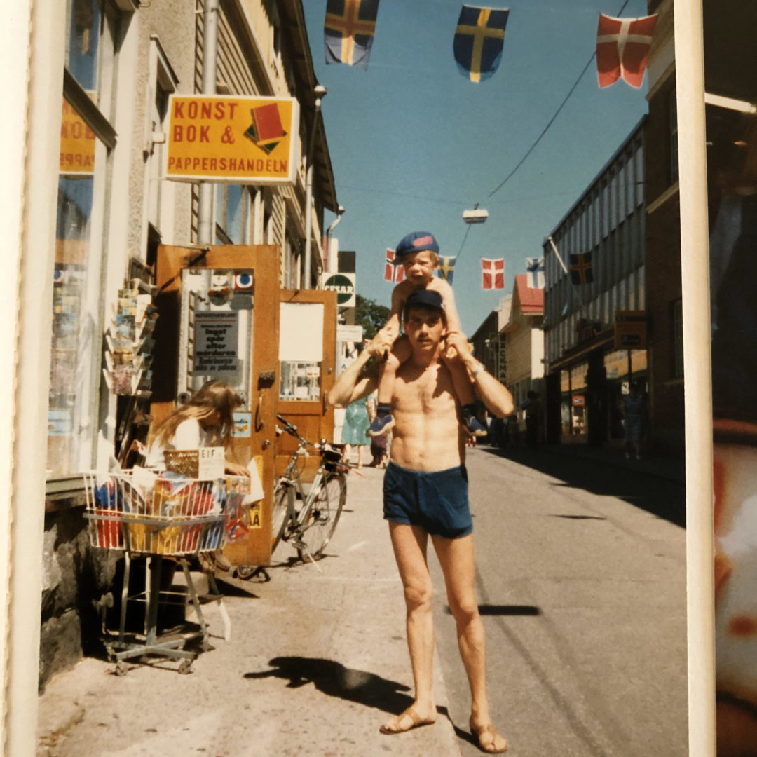Isän harteilla Tammisaaressa kesällä 1981.