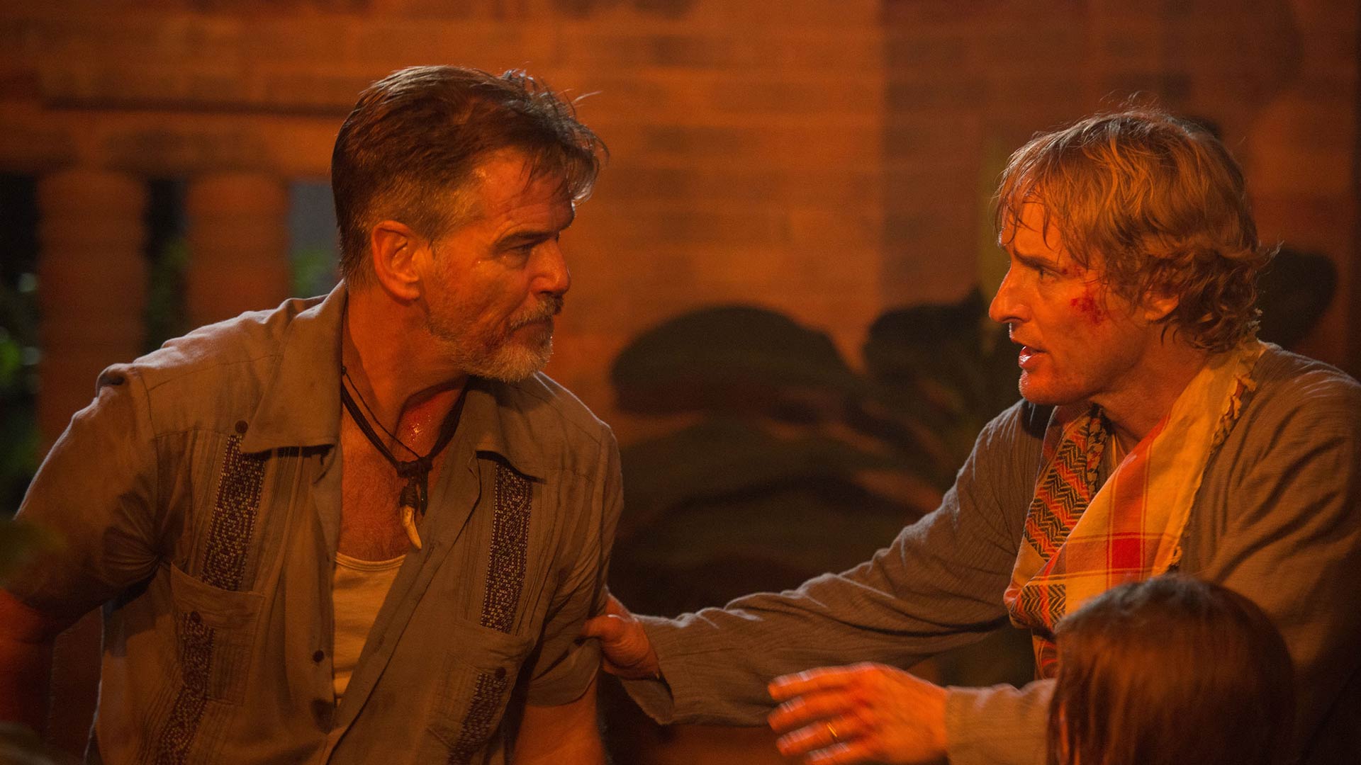 Pierce Brosnan ja Owen Wilson elokuvassa No Escape – Ei pakotietä.