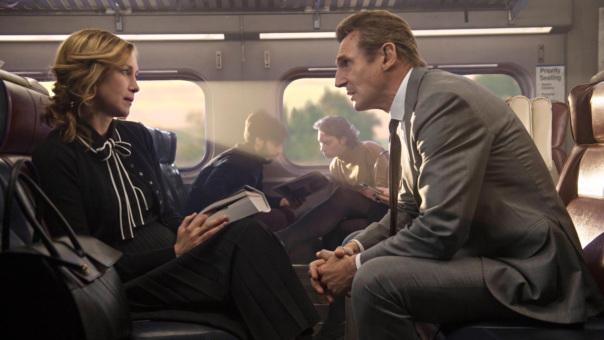 Joanna (Vera Farmiga) tarjoaa paikallisjunassa ex-poliisi Michael MacCauleylle (Liam Neeson) epäilyttävää tehtävää elokuvassa The Commuter.