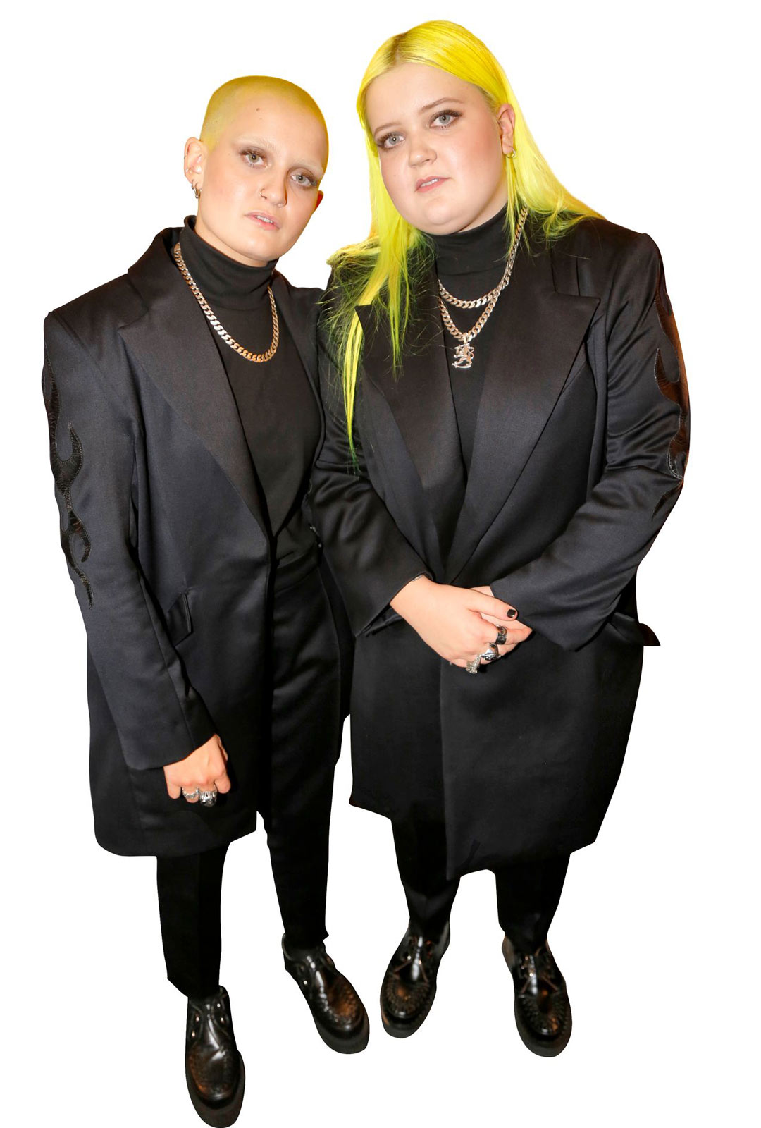 Laulaja Alma Miettinen ja sisko Anna.