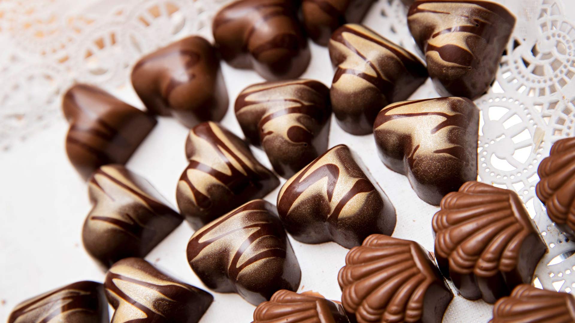 Keskimmäinen suklaasydän on eurooppalais­tyyppinen ganache, täyteläinen ja tumma.