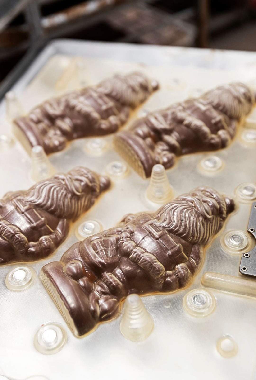 Suklaapukit saavat muotonsa kovissa polykarbonaattimuoteissa. 