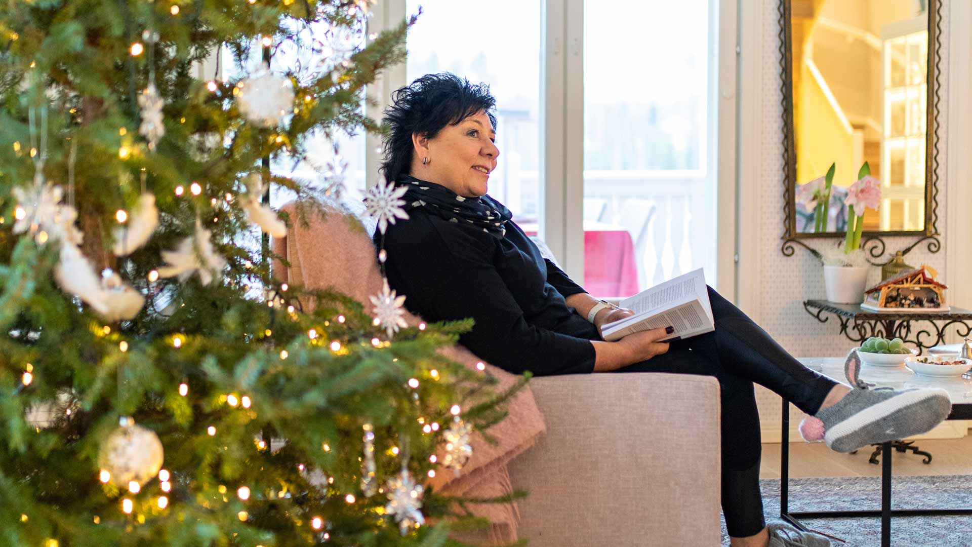 Armi Salo-Oksa viihtyy jouluna yksinkin. Sohvalla on mukava lukea kirjaa ja nauttia tunnelmasta.