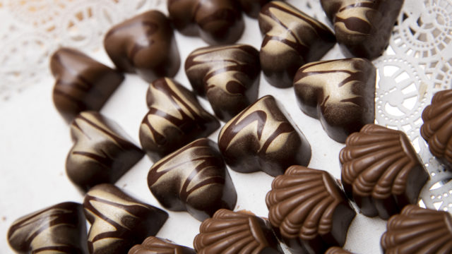 Suklaasta syntyy monenlaisia tuotteita. Kuvassa keskellä keskieurooppalaistyyppinen tumma ja täyteläinen ganash.
