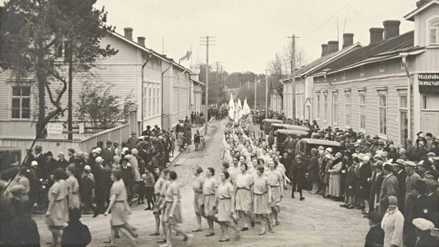 Naisvoimistelijaryhmän paraatikulkue Hangossa 1920-luvulla.