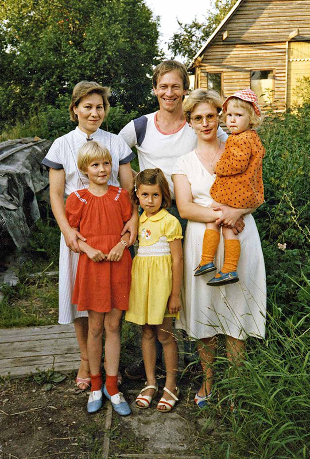 Inkerinsuomalainen Santeri Tšalnassa 80-luvulla: Santeri ja ensimmäinen vaimo Anna (oik.) Lea sylissä, keskellä Maritta-tytär.