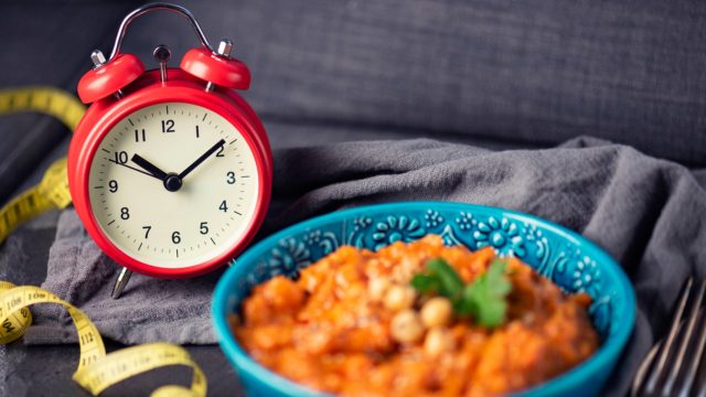 Liian kevyellä lounaalla verensokeri ei pysy tasaisena, ja päivällisaikaan nälkäisenä ja väsyneenä tulee syötyä liikaa.