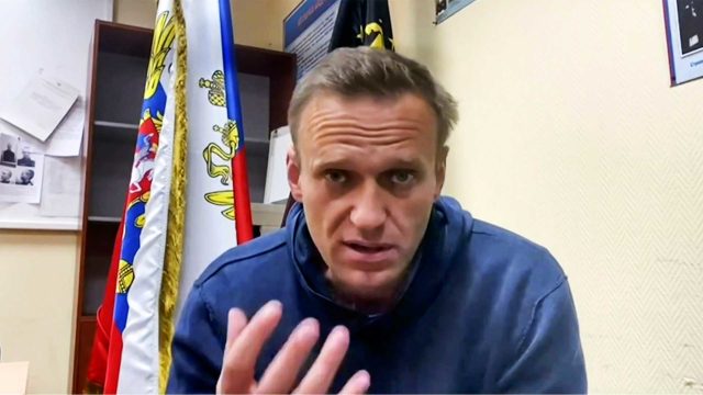 Kuvakaappaus videolta, jossa Aleksei Navalnyi puhuu kannattajilleen pidätyksensä jälkeen.