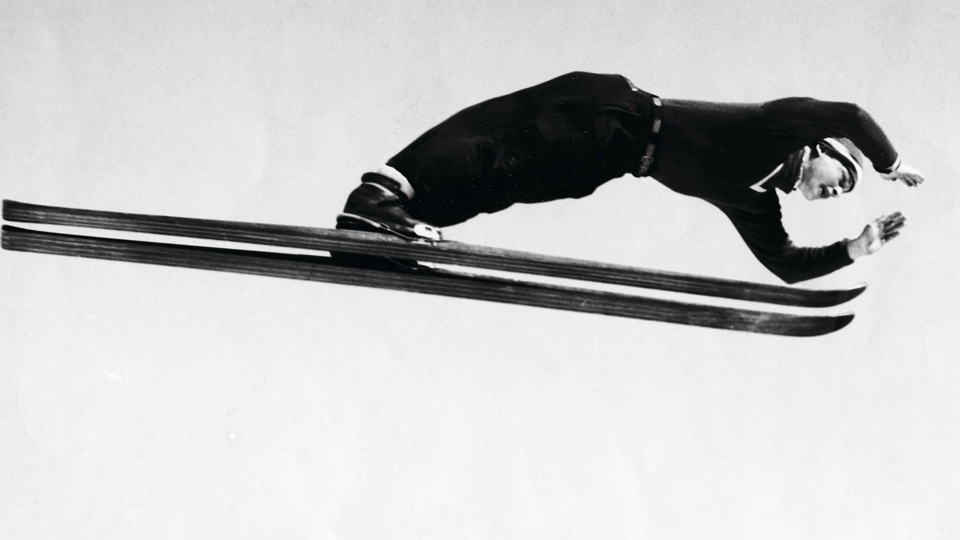Tauno Luiro liiteli maailman­ennätykseensä 1950-luvun alkuvuosien tyylillä kädet eteen ojennettuina.