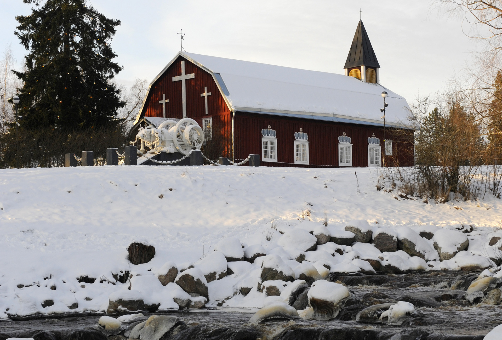 Kellokosken ruukkialue on yhä yksi Suomen yhtenäisimmistä rautateollisuusalueista. Ruukin vanhin rakennus on hirsirakenteinen kirkko, joka rakennettiin patoaltaan mäelle vuonna 1800.