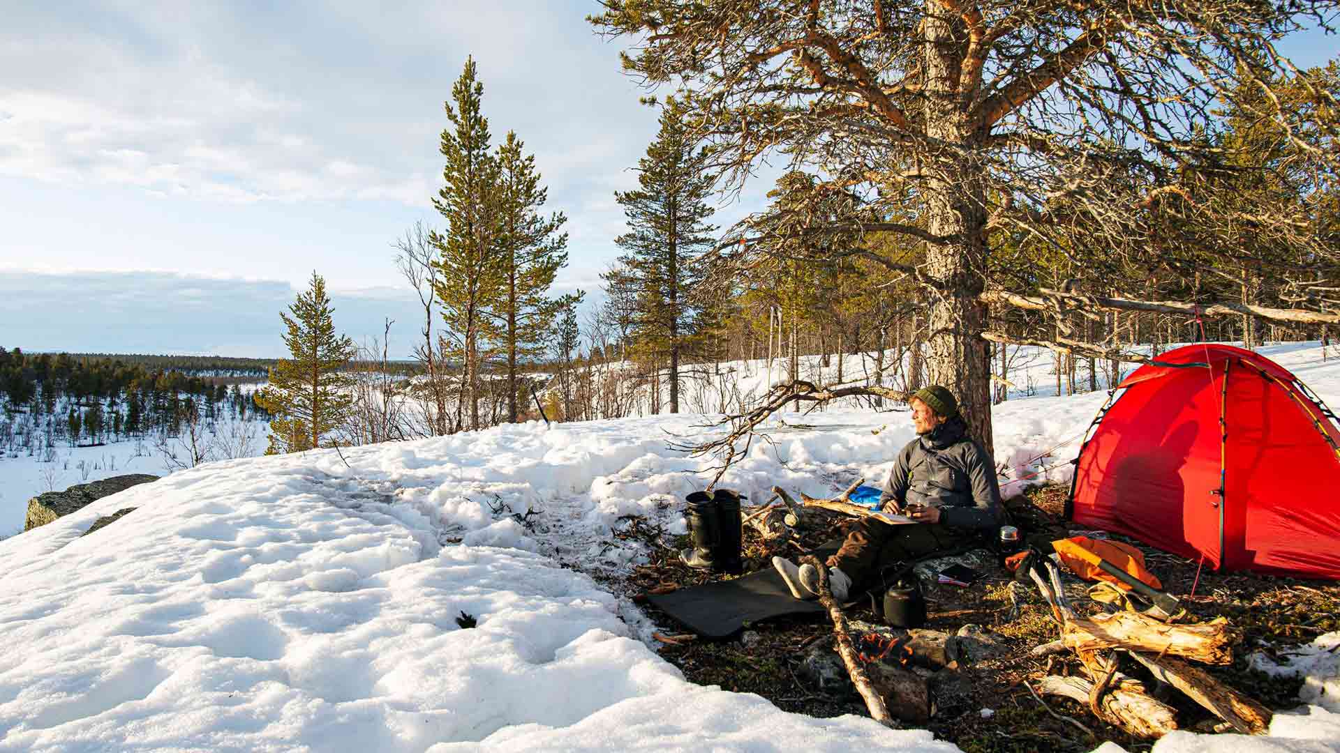 Erno Saukko kevätleirissään Vaskojoen varressa Lemmenjoen kansallispuistossa toukokuussa 2020.