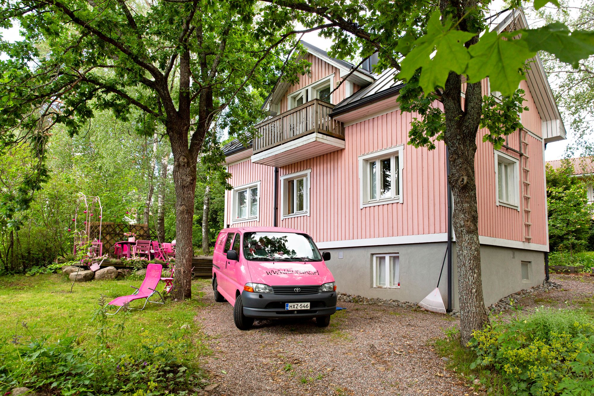 Jo pihalla näkee, että tästä talosta löytyy väriä. Pian alkaa myös pinkin veneen kausi. © Tommi Tuomi