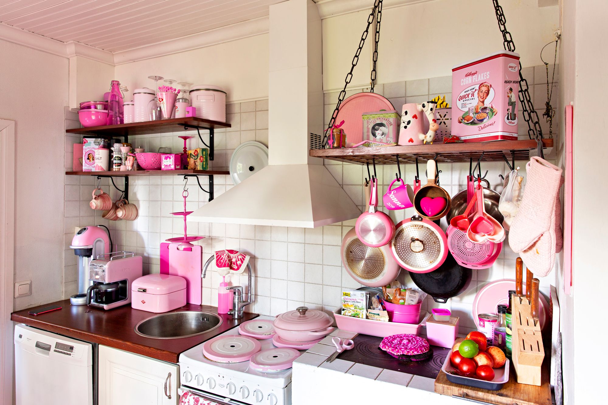 Pinkki tunnelma syntyy pienistä käyttötavaroista, esimerkiksi Haaparannasta ostetusta vaaleanpunaisesta suolapurkista. © Tommi Tuomi