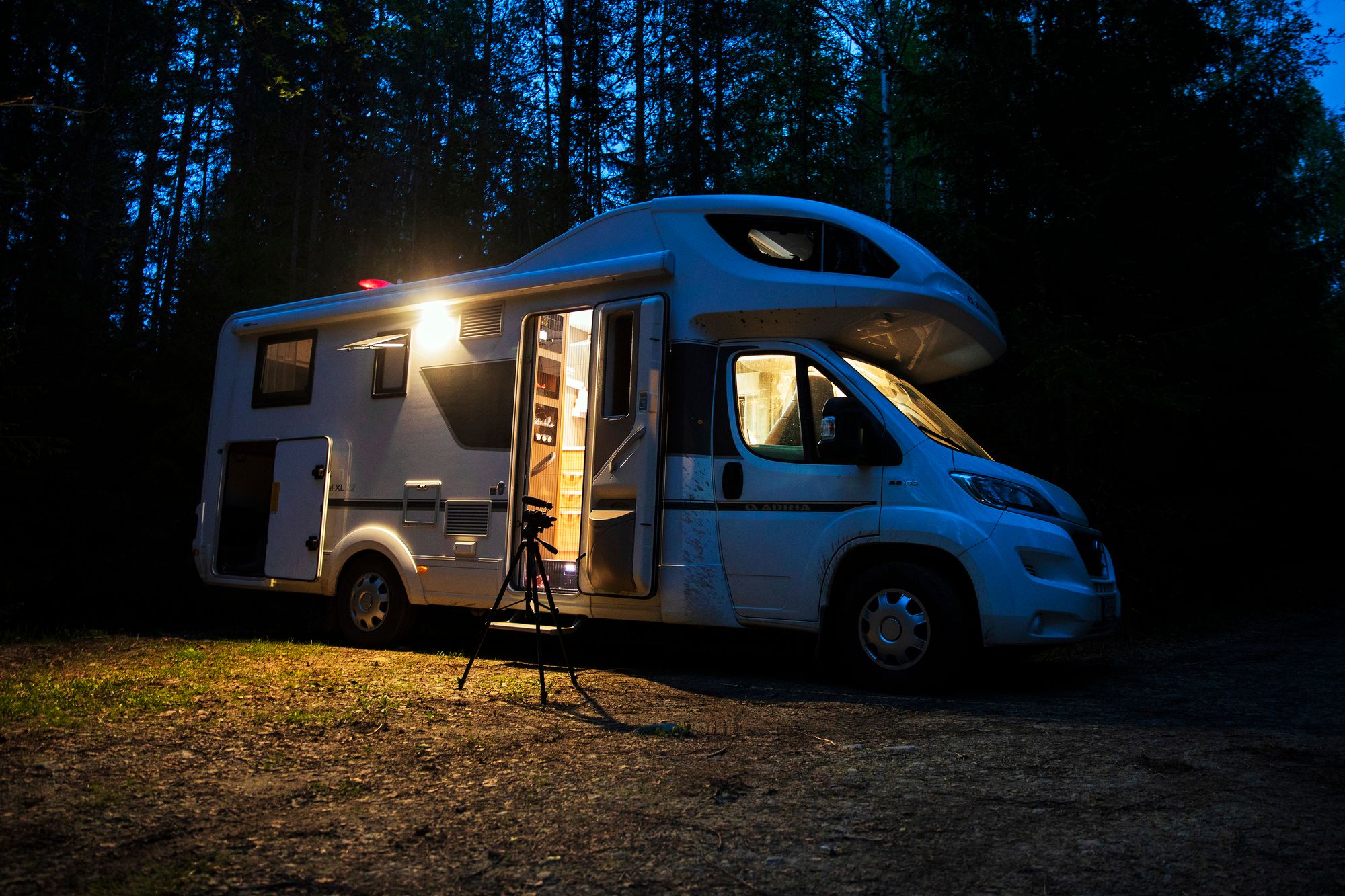 Matkailuauto helpottaa öisiä metsäretkiä, sillä sisällä voi käydä nukkumassa tai hörppimässä kahvia, kun metsä hiljenee. © Tommi Mattila