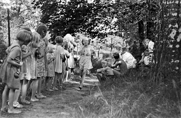 Liikunnan riemua Elannon henkilö­kunnan lasten kesäsiirtolassa vuonna 1955. Meneillään jokakesäiset Sompasaaren ”olympialaiset”. © Helsingin kaupunginmuseo