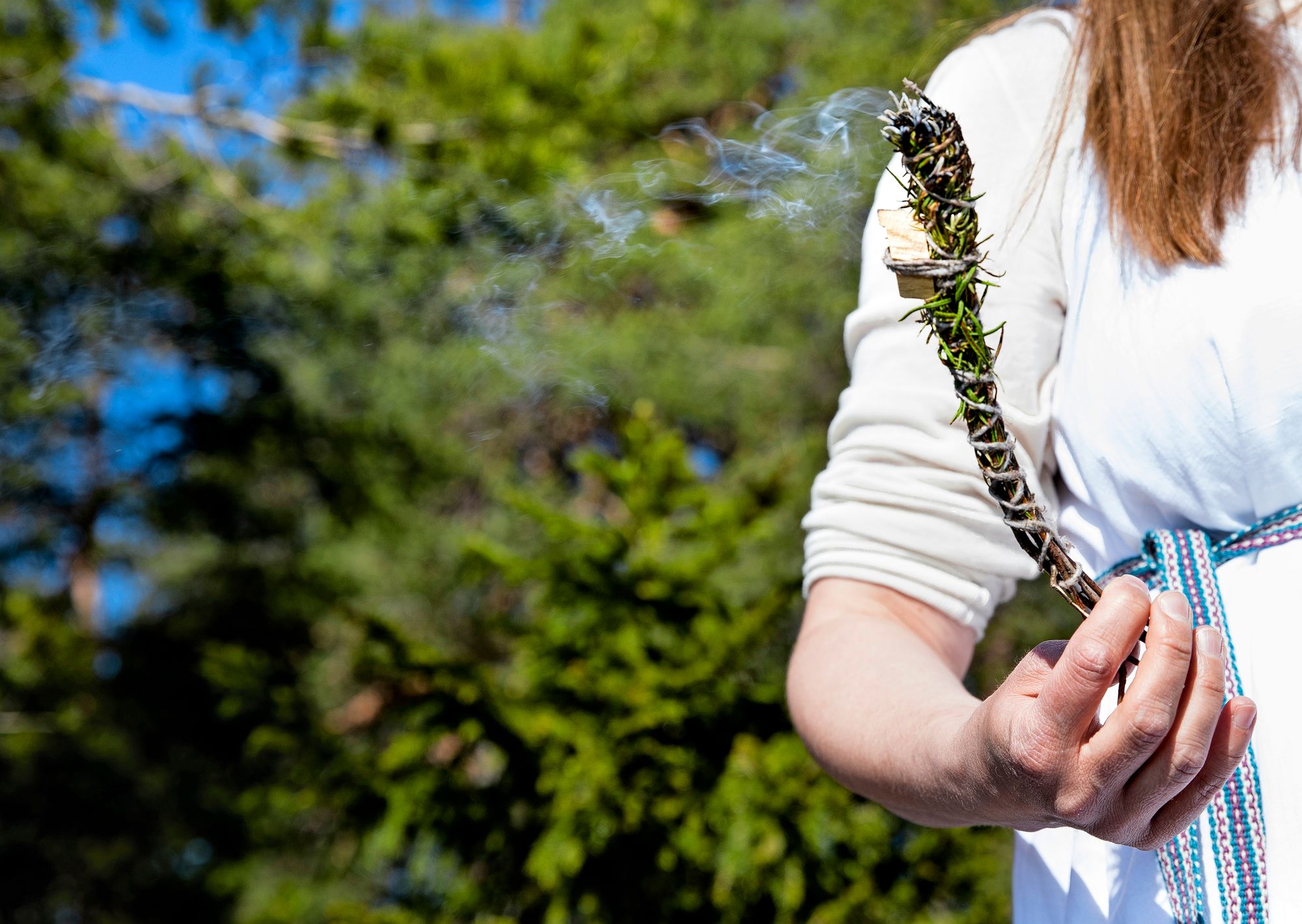 Suopursusta ja katajasta tehtävä suitsuke tuoksuu makealta rumpumatkan aikana. © Riikka Hurri