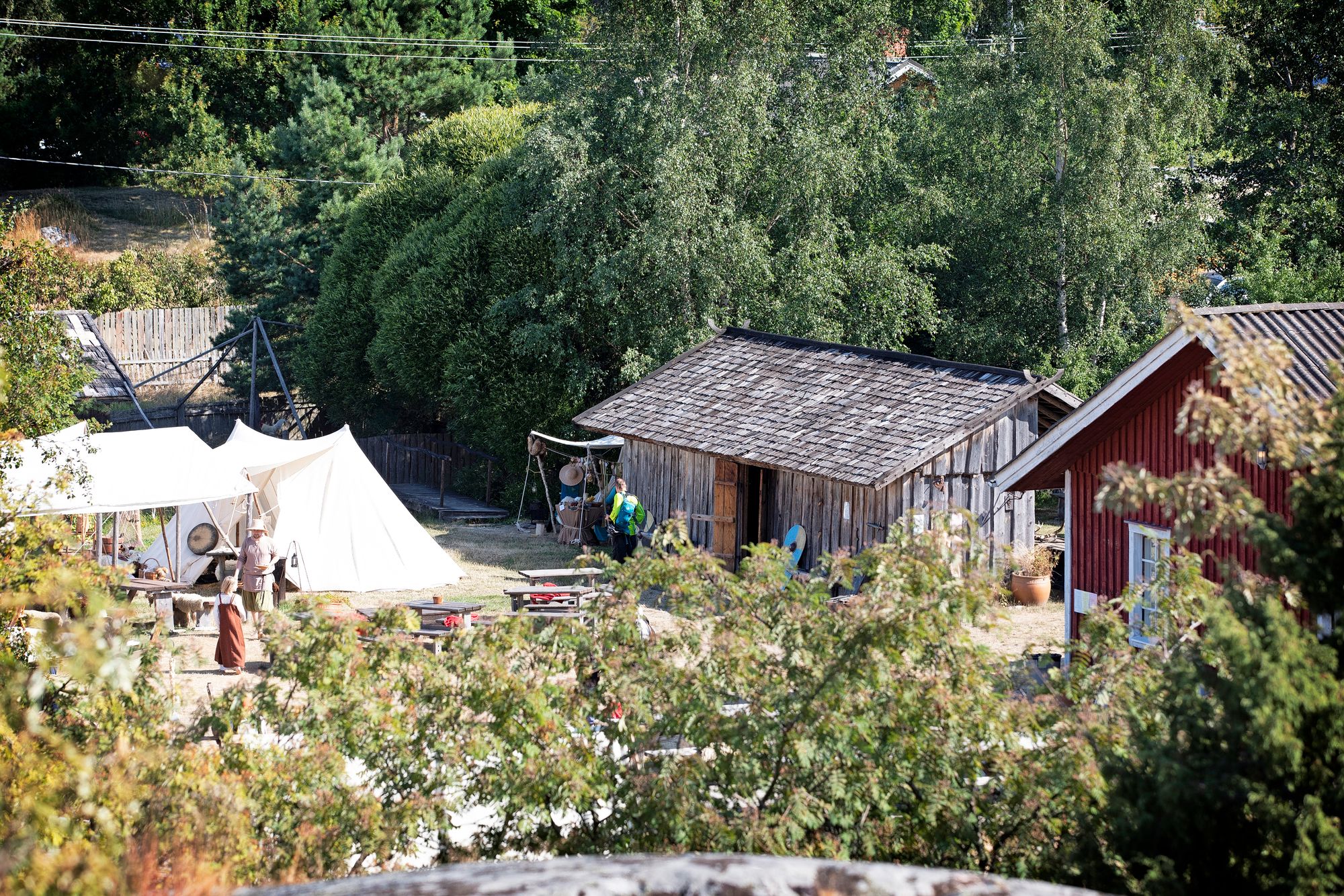 Rosalan viikinkikylän infokeskus on moderni rakennus, mutta muutoin talot noudattelevat tuhat vuotta vanhaa tyyliä. © Suvi Elo