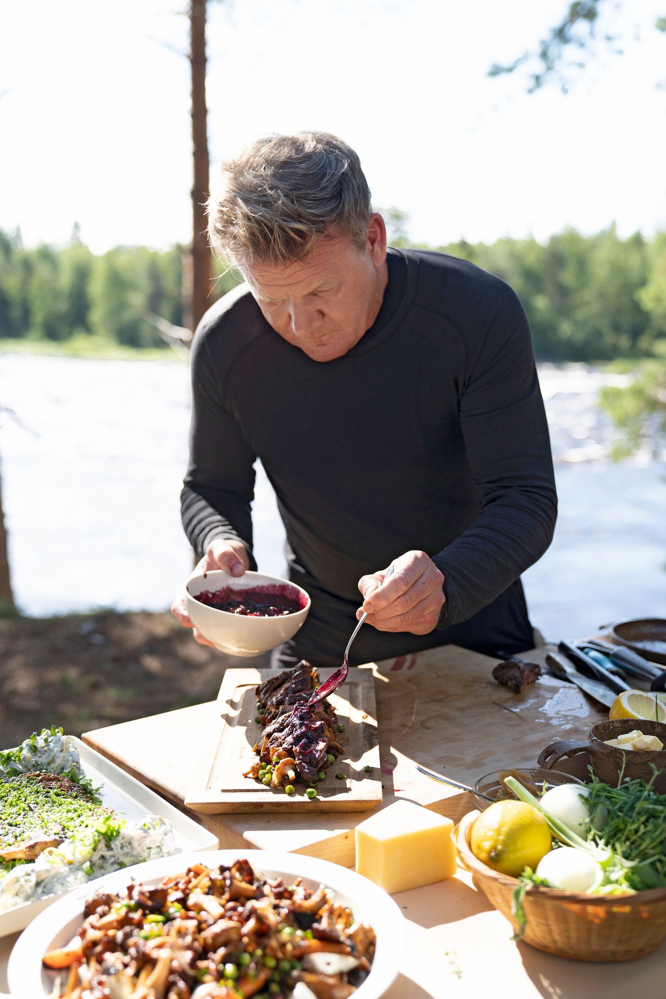 Gordon Ramsay valmistelee poroannosta. Ramsay yhdistää poron marjoihin ja sieniin. © Justin Mandel/National Geographic