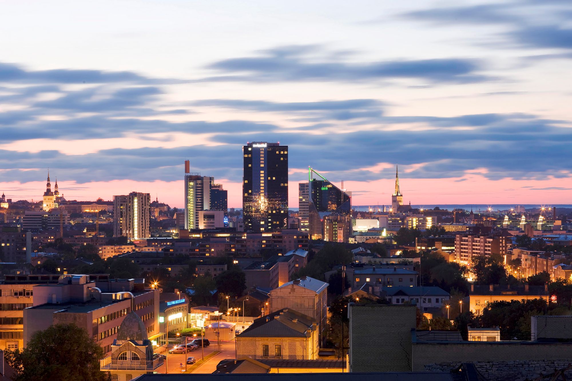 Tallinnan kaupunkikuva muuttuu jatkuvasti, mutta ei niin hurjaan tahtiin kuin uuden itsenäisyyden alkuvuosina 1990-luvulla. Nyt ymmärretään paremmin myös entisöinnin ja restauroinnin arvo. <span class="typography__copyright">© Visit Estonia </span>