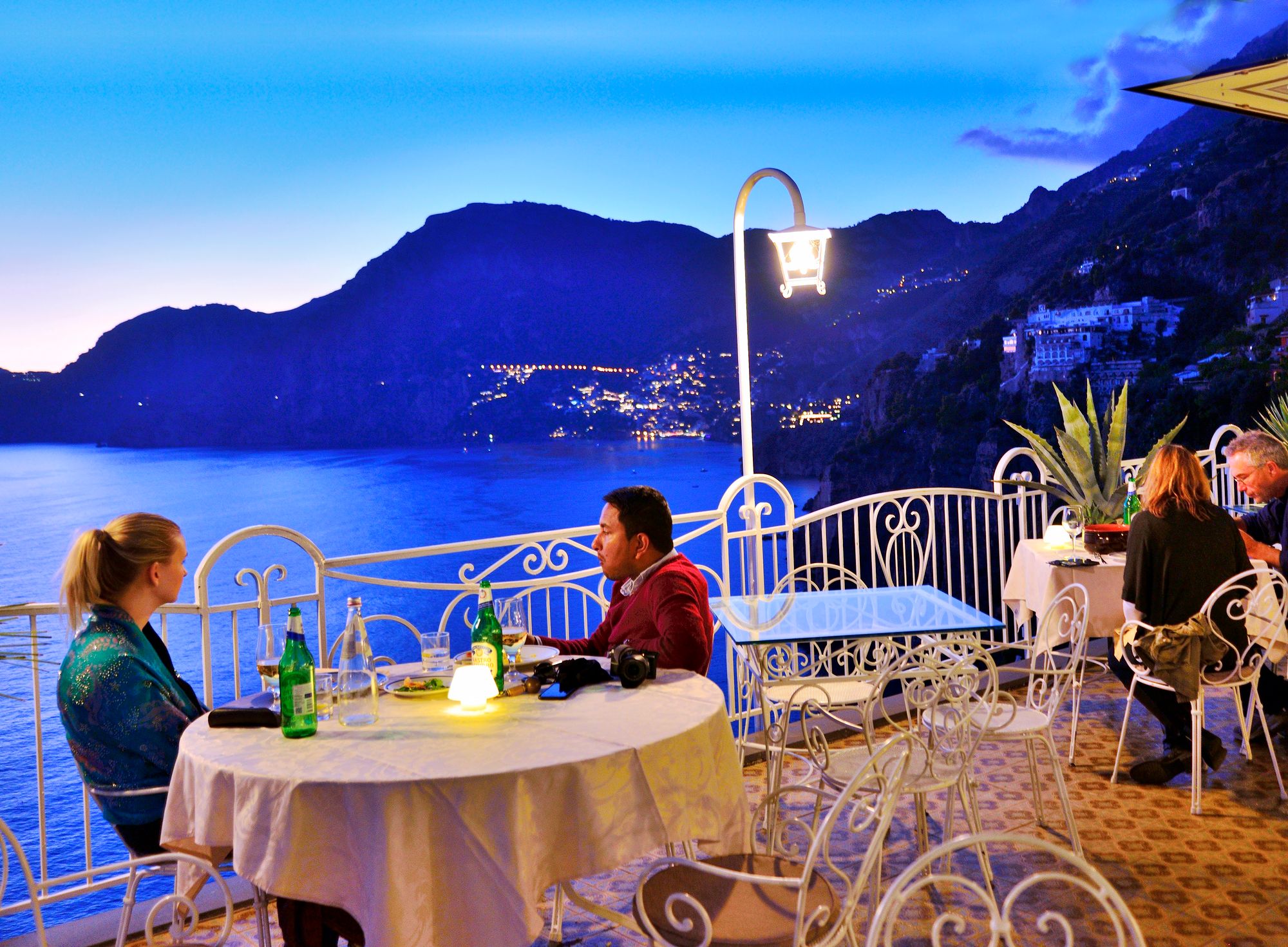 Ravintolan terassilla tarkenee istua iltaa vielä lokakuussa. Syksy on hyvä aika lomailla Amalfilla, kun vilkkain kesälomasesonki on ohi. © Pekka Numminen